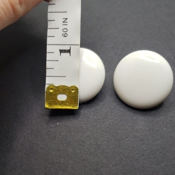 Vintage made in Japan white circle clip on earrings - Picture 3 of 4